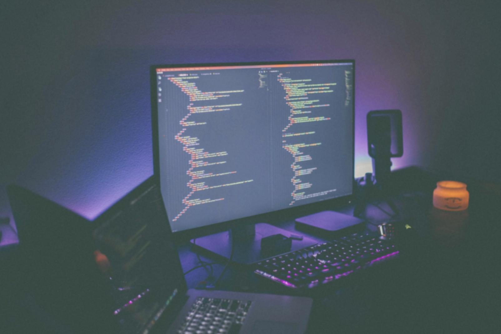 Moderne game development workspace met multiple screens